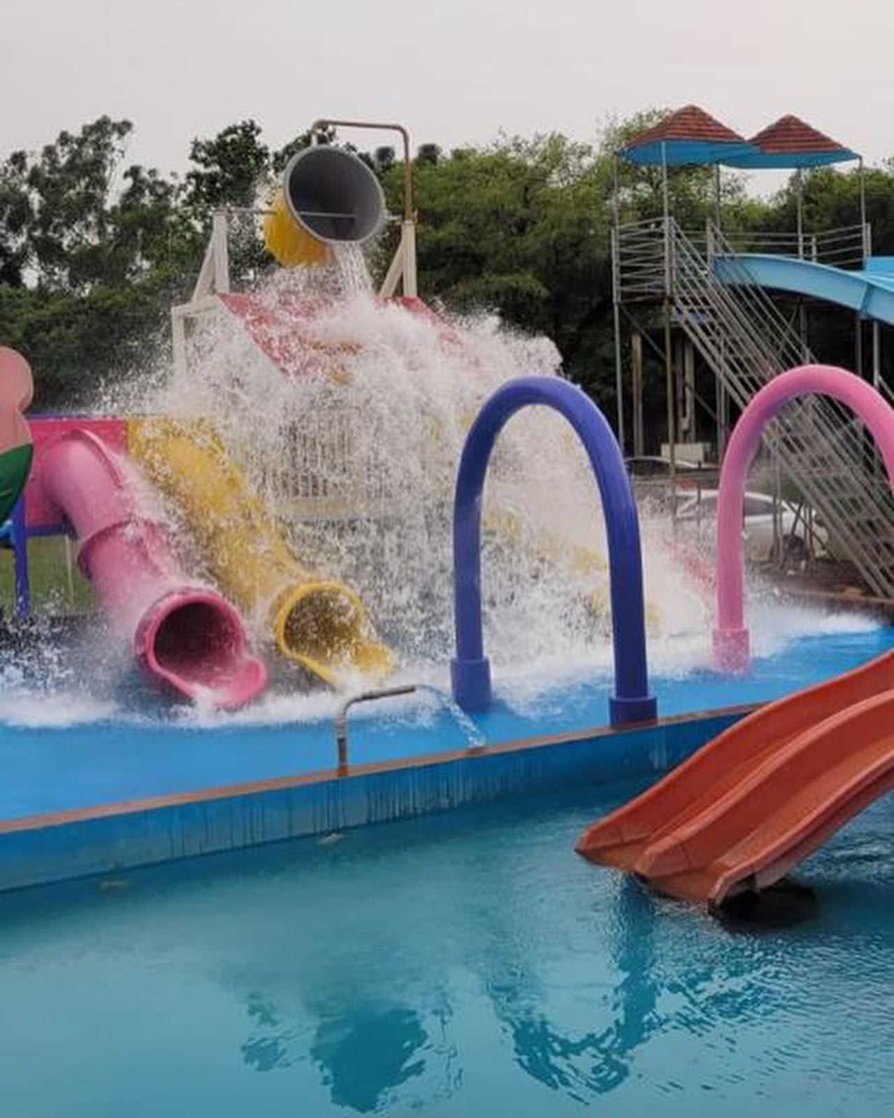 Balde gigante despejando água no parque aquático