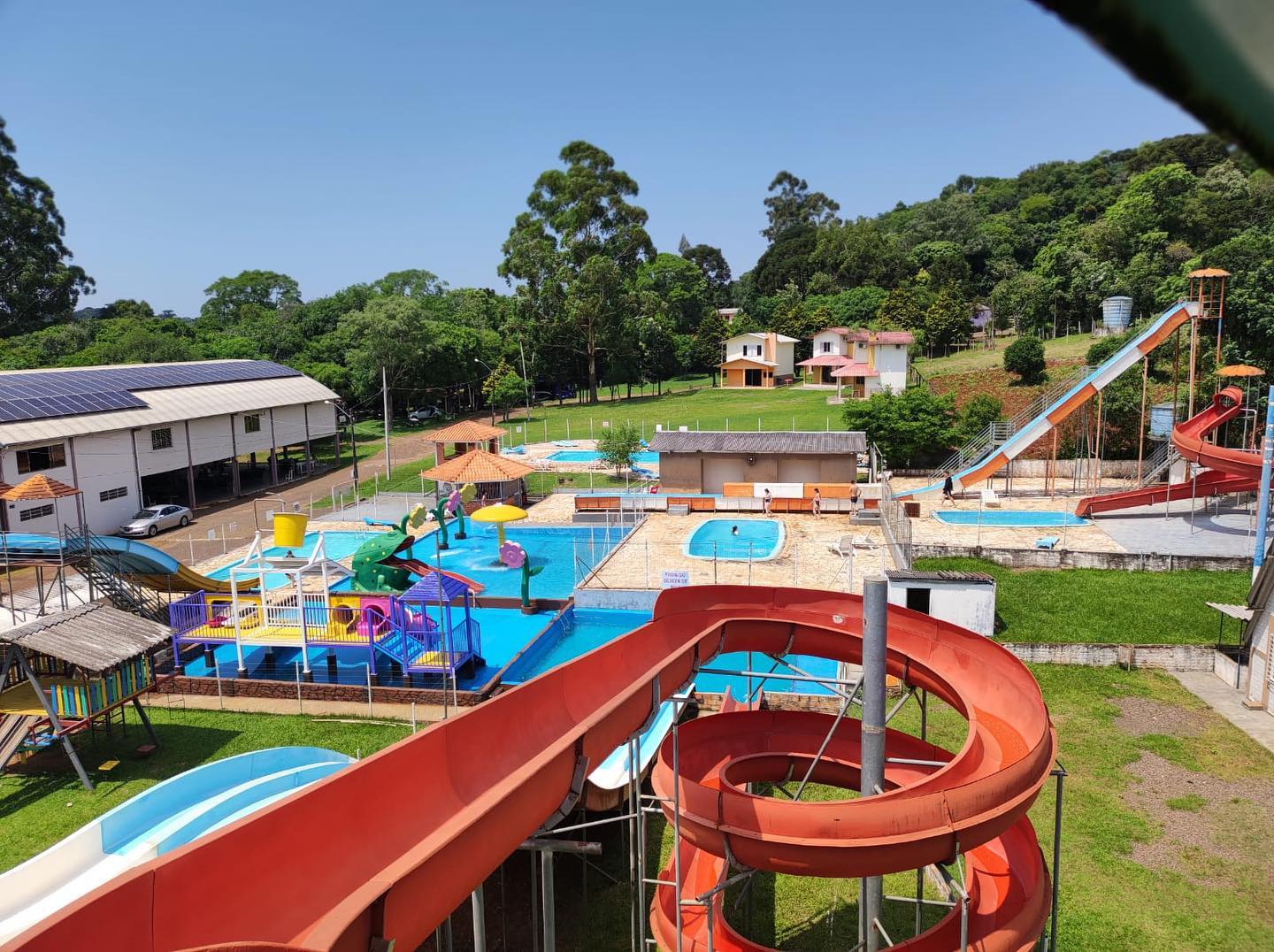 Vista alta dos toboáguas e piscinas do Recanto Mata Nativa
