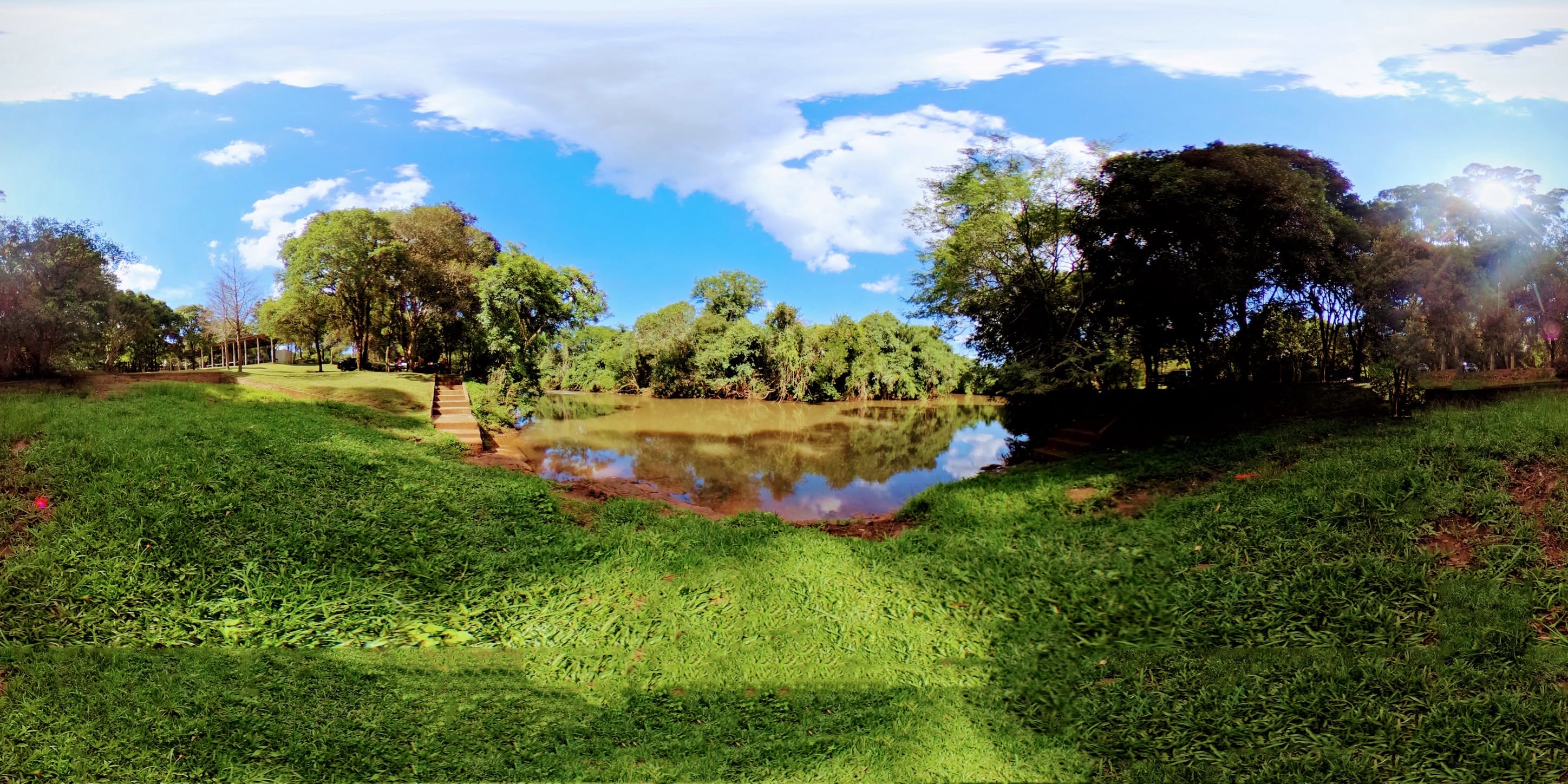Paisagem panoramica com lago e mata