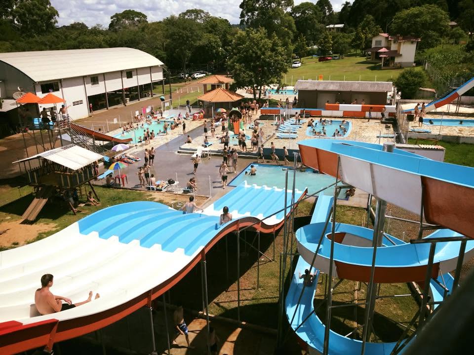 Vista superior do parque aquático com visitantes e toboáguas