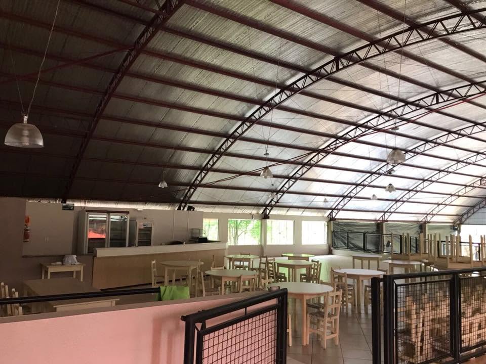 Pavilhão coberto com mesas para eventos