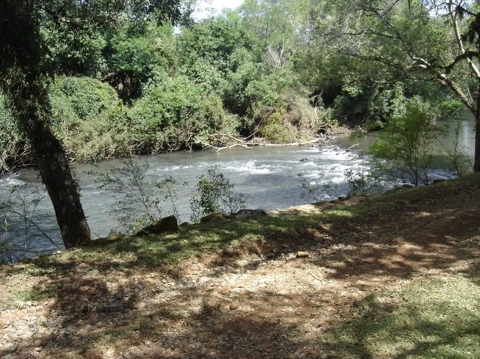 Rio passando pela área verde do Recanto Mata Nativa