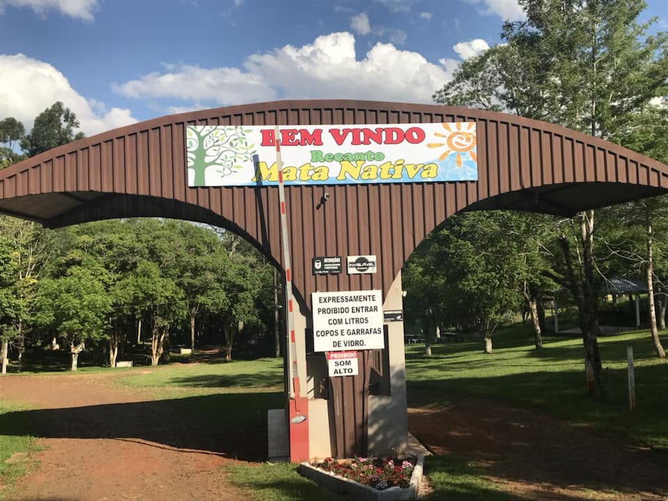 Entrada do Recanto Mata Nativa com placa de boas-vindas