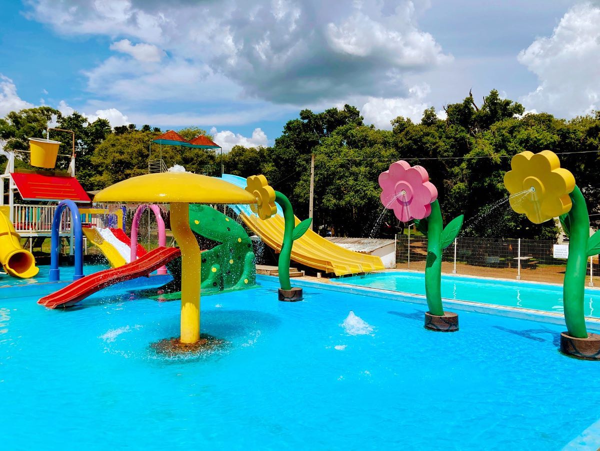 Piscina infantil com brinquedos e flores de água