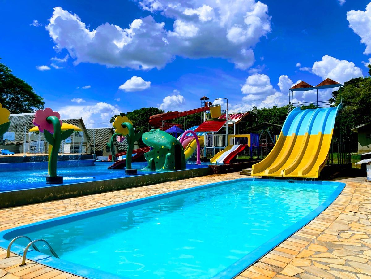 Parque aquático do Recanto Mata Nativa com piscinas e toboáguas coloridos
